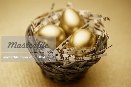 Nest der goldene Eier Tickerband gesäumt