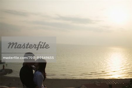 Couple baiser sur la plage