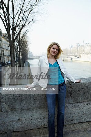 Frau durch den Fluss, Seineufer, Paris, Frankreich
