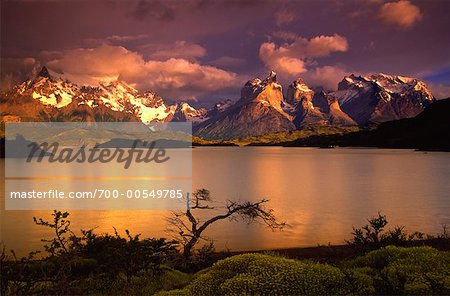 Lake Pehoe und Cuernos del Paine, Nationalpark Torres del Paine, Patagonien, Chile