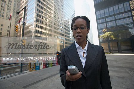 Femme d'affaires avec téléphone cellulaire, Toronto, Ontario, Canada