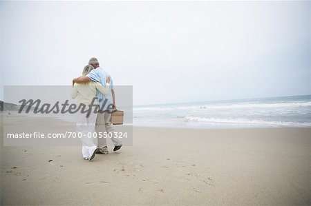 Paar gehen für Picknick am Strand