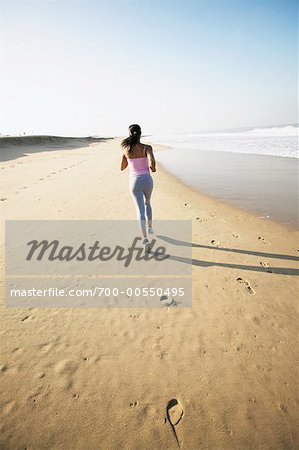 Femmes en cours d'exécution à la plage