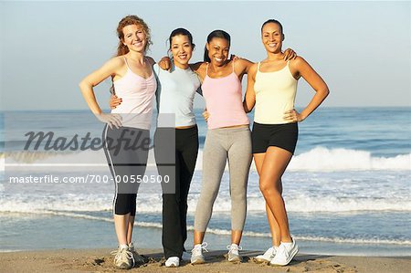 Femmes posant sur la plage