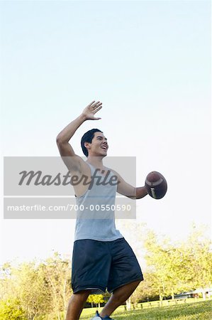 Jeune homme tenant Football