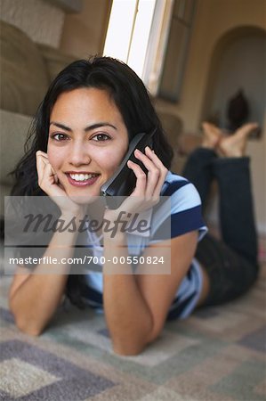 Femme à l'aide du téléphone sans fil