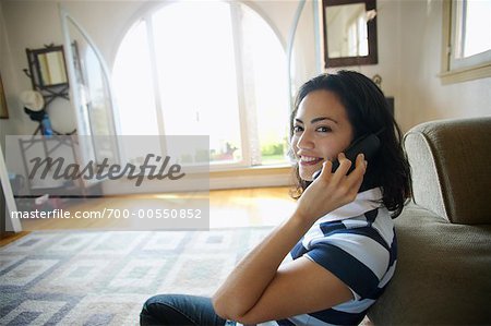 Femme à l'aide du téléphone sans fil