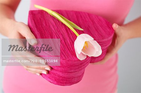 Femme Holding cœur en forme de boîte et tulipe