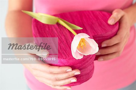 Femme Holding cœur en forme de boîte et tulipe