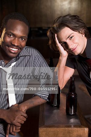Freunden in einer Bar