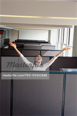 Femme d'affaires acclamations au bureau