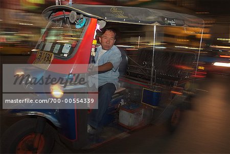 Chauffeur de Tuk tuk dans la nuit, Bangkok, Thaïlande