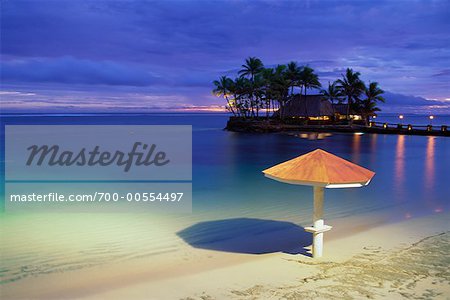 Parasol de plage à la tombée de la nuit, l'hôtel Warwick Fiji, Coral Coast, Viti Levu, Fidji