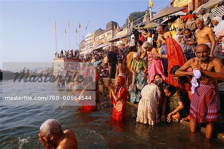 Gens se baigner dans le Gange, Varanasi, Uttar Pradesh, Inde