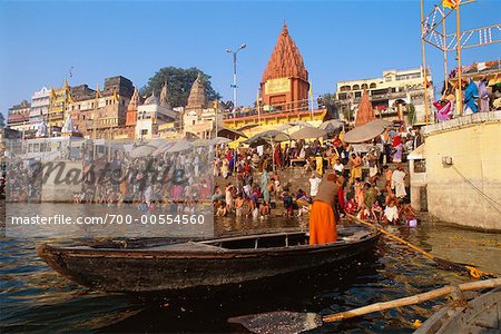 Bateau sur la rivière avec la foule sur la berge, Uttar Pradesh, Varanasi, Inde