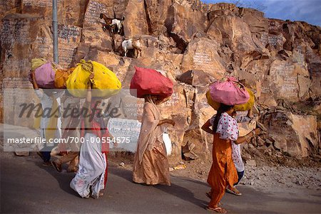 Frauen, die Bündel auf ihren Köpfen, Jodhpur, Indien