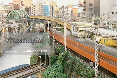 Trains de banlieue dans la ville, Tokyo, Japon Trains de banlieue dans la ville, Tokyo, Japon