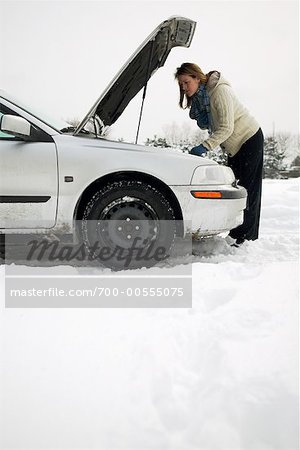 Frau suchen unter Auto-Haube