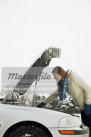 Frau suchen unter Auto-Haube