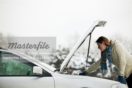 Frau suchen unter Auto-Haube