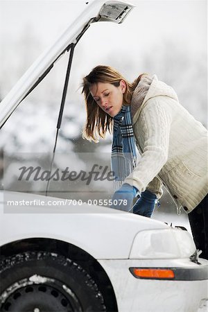 Frau suchen unter Auto-Haube