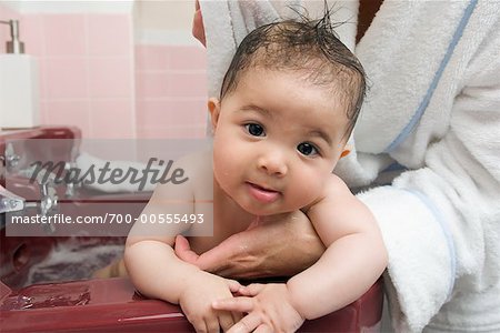 Bébé ayant un bain dans l'évier