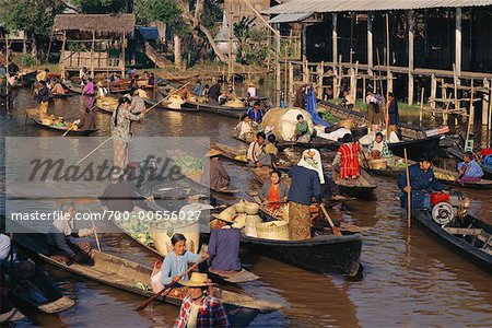 Menschen bei Schwimmender Markt, Inle See, Myanmar