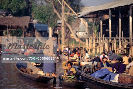 Personnes au lac Inle, le Myanmar, le marche flottant