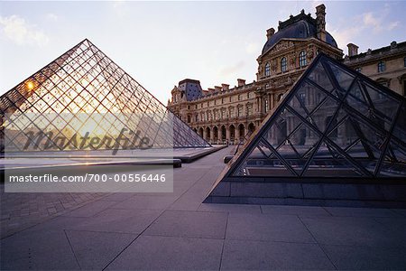 Sculptures en face du Musée du Louvre, Paris, France