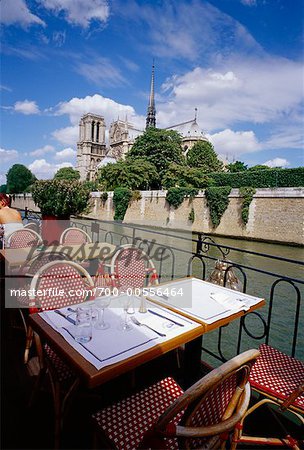 Café an der Seine mit Blick auf Kathedrale Notre Dame, Paris, Frankreich