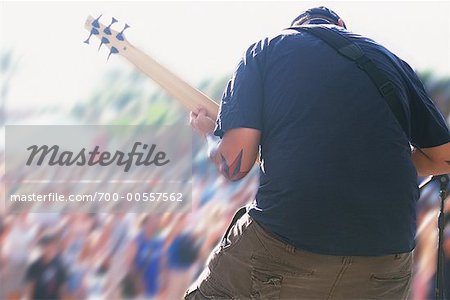 Homme jouer de la guitare lors d'un Concert en plein air