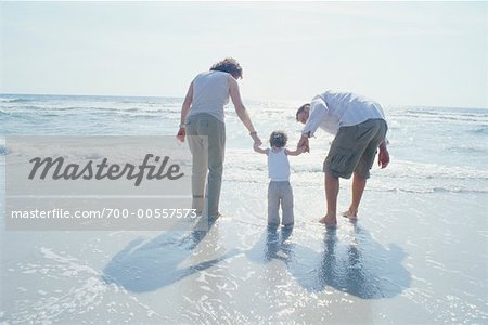 Famille jouant dans les vagues