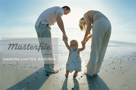 Babys erste Schritte am Strand