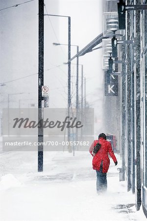 Frau Wandern im Schneesturm, Toronto, Ontario, Kanada