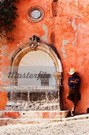 Homme appuyé contre le bâtiment, San Miguel de Allende, Guanajuato, Mexique
