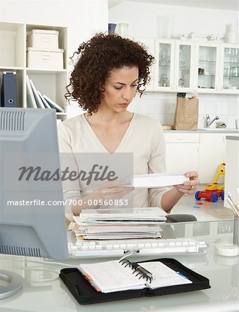 Femme au ministère de l'intérieur avec une pile de factures