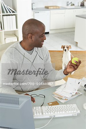 Homme au ministère de l'intérieur avec le chien et la balle de Tennis