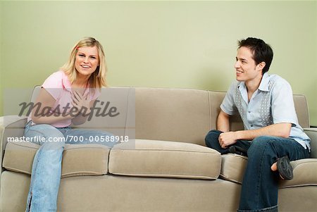 Paar, sitzen auf der Couch