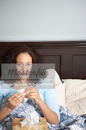 Femme malade dans son lit