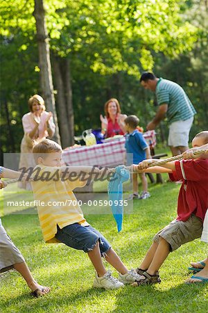 Tir à la corde au pique-nique de famille