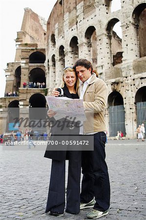 Couple regardant la carte de Colosseum, Rome, Italie