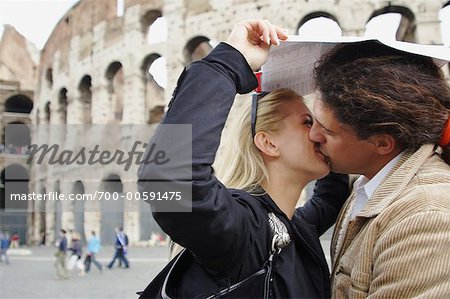 Couple sous la pluie de Colosseum, Rome, Italie