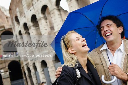 Couple sous la pluie de Colosseum, Rome, Italie
