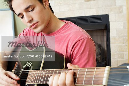 Junger Mann spielt Gitarre