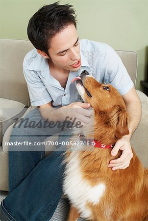 Junger Mann im Gespräch mit Hund