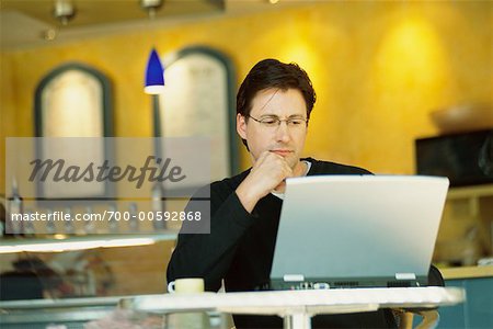 Homme à l'aide d'ordinateur portatif