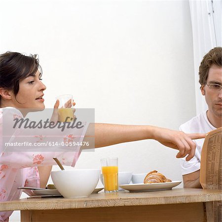 Couple à la table du petit déjeuner
