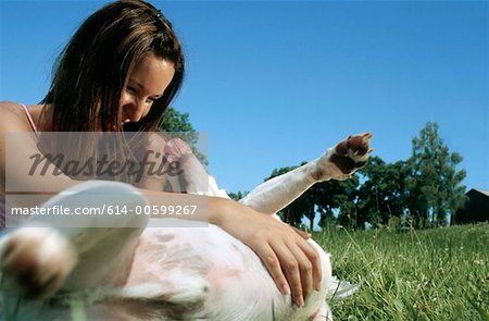 Lady-Besitzer spielen mit Hund