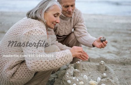 Altes Paar machen eine Sandburg