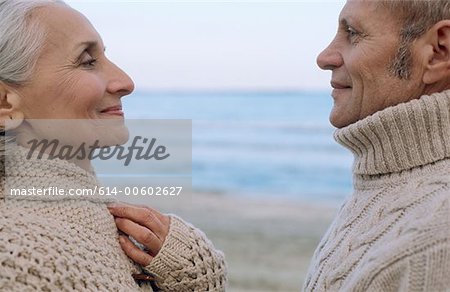 Altes Paar Gesicht am Strand